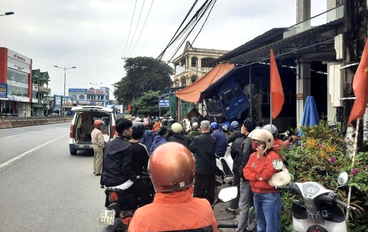 Người dân phát hiện thi thể của chị L.T.K.P trong phòng trọ của anh N.V.P