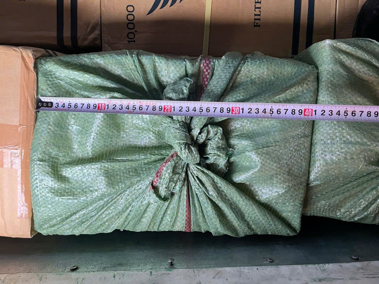 Thuốc lá Jet và bia Heineken ngoại nhập lậu bị Công an huyện Đakrông phát hiện, thu giữ. Ảnh: CA