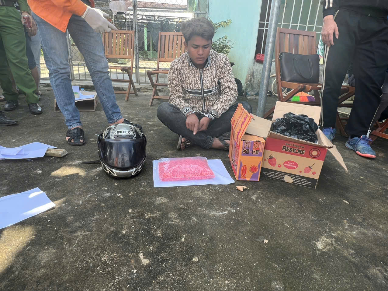 Đối tượng Hồ Vay cùng tang vật ma túy. Ảnh: CA