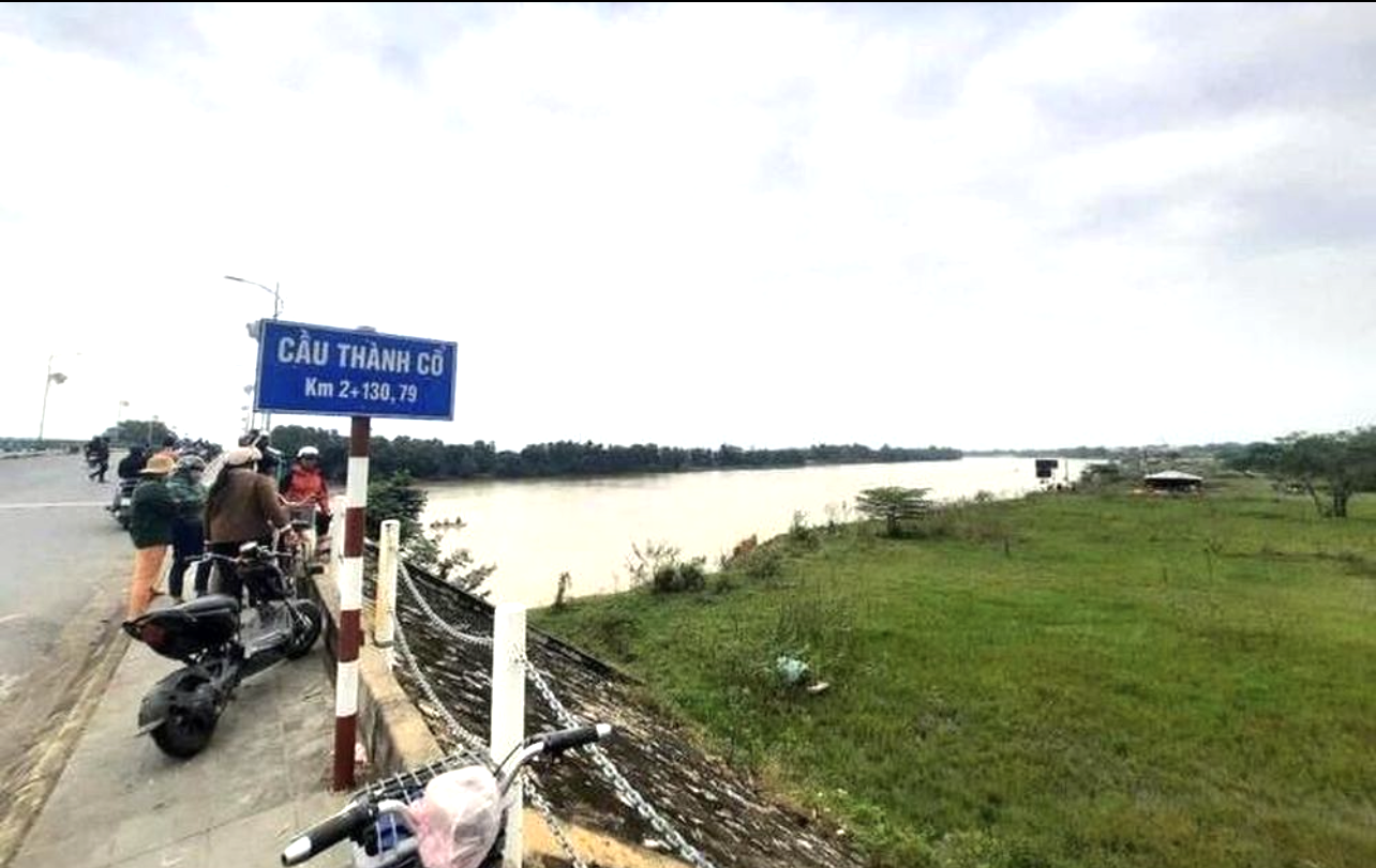 Cầu Thành Cổ nơi anh N.V.P bỏ lại nhiều vật dụng rồi nhảy xuống sông Thạch Hãn tự tử. Ảnh: CA