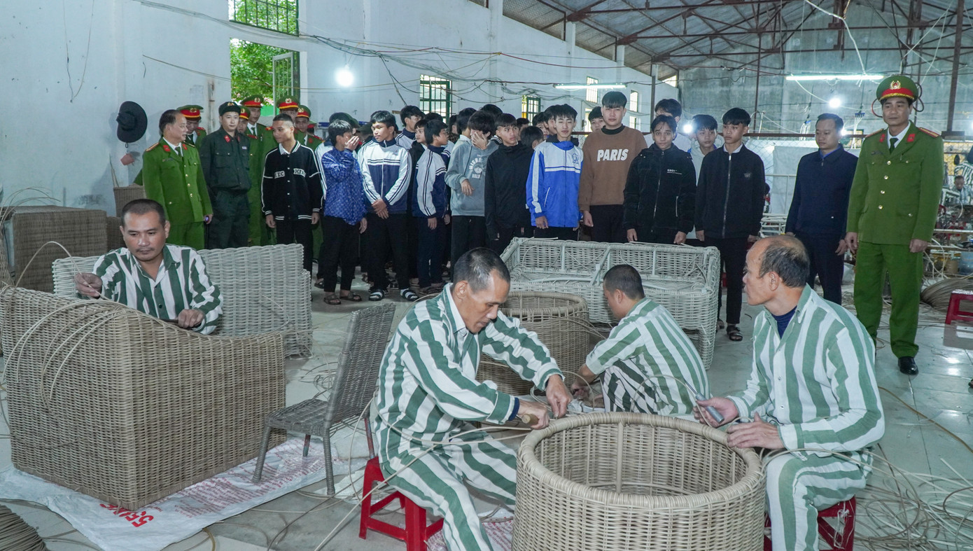 Các thanh thiếu niên đến thăm khu vực phạm nhân gia công bàn ghế nhựa tại Trại giam Nghĩa An. Ảnh: LT