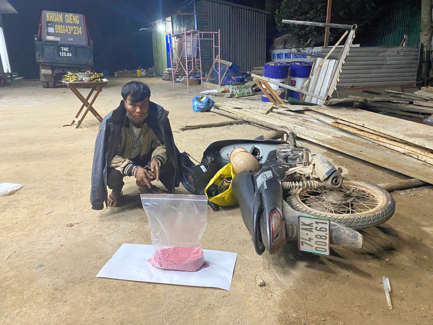 Đối tượng Hồ La H. cùng tang vật 18.000 viên MTTH loại hồng phiến. Ảnh: CA Đối tượng Hồ La H. cùng tang vật 18.000 viên MTTH loại hồng phiến. Ảnh: CA