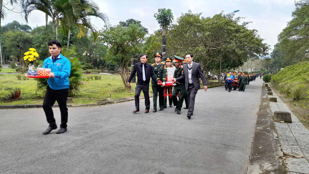 Lễ truy điệu và an táng được tổ chức trang trọng vào sáng 17/12 tại Nghĩa trang Liệt sĩ huyện Hướng Hóa.