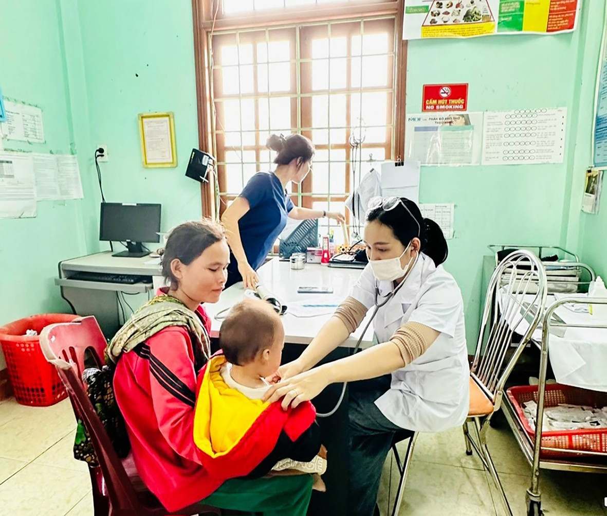 Khám sức khỏe cho trẻ em ở xã Thuận, huyện miền núi Hướng Hóa, tỉnh Quảng Trị.