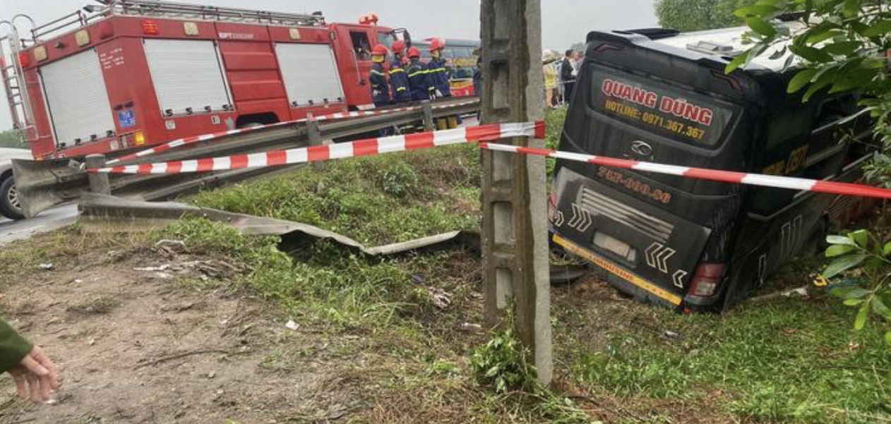 Lực lượng công an huy động nhiều cán bộ, chiến sĩ và phương tiện đến hiện trường để triển khai công tác cứu hộ, cứu nạn.