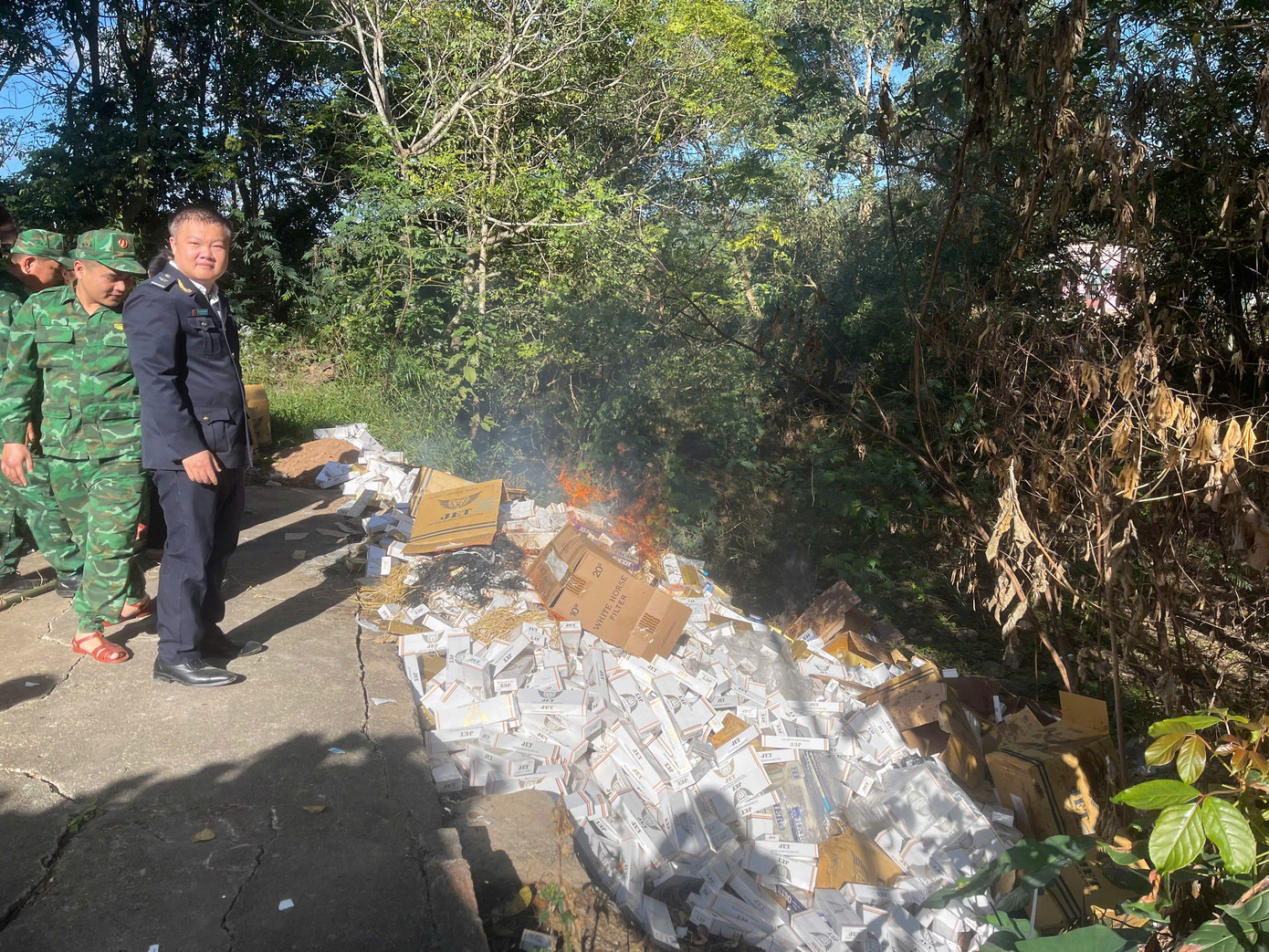 Tiêu hủy hơn 44.000 bao thuốc lá ngoại nhập lậu. Ảnh: Mạnh Hùng