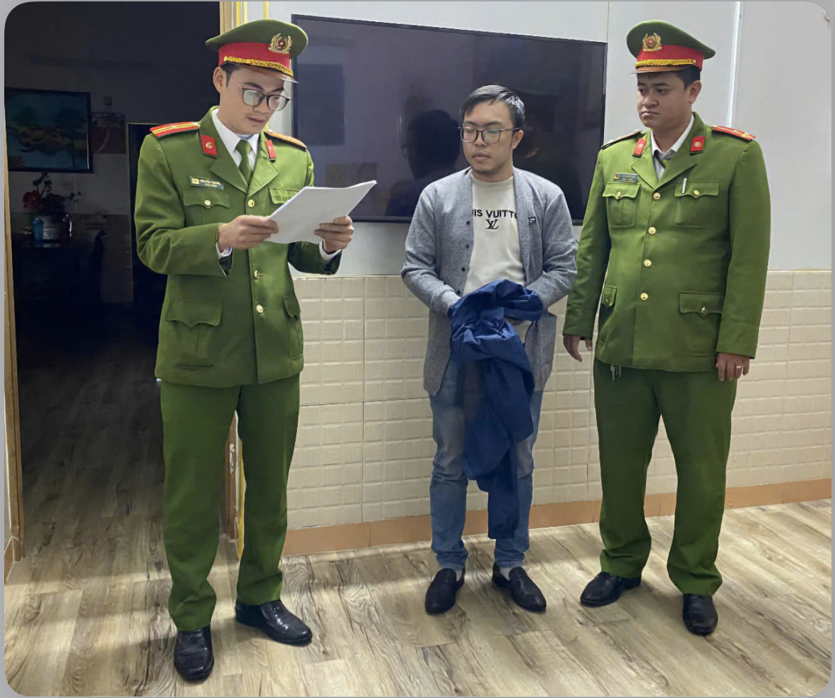 Lực lượng chức năng đọc lệnh khởi tố bị can đối với Lê Quang Hùng