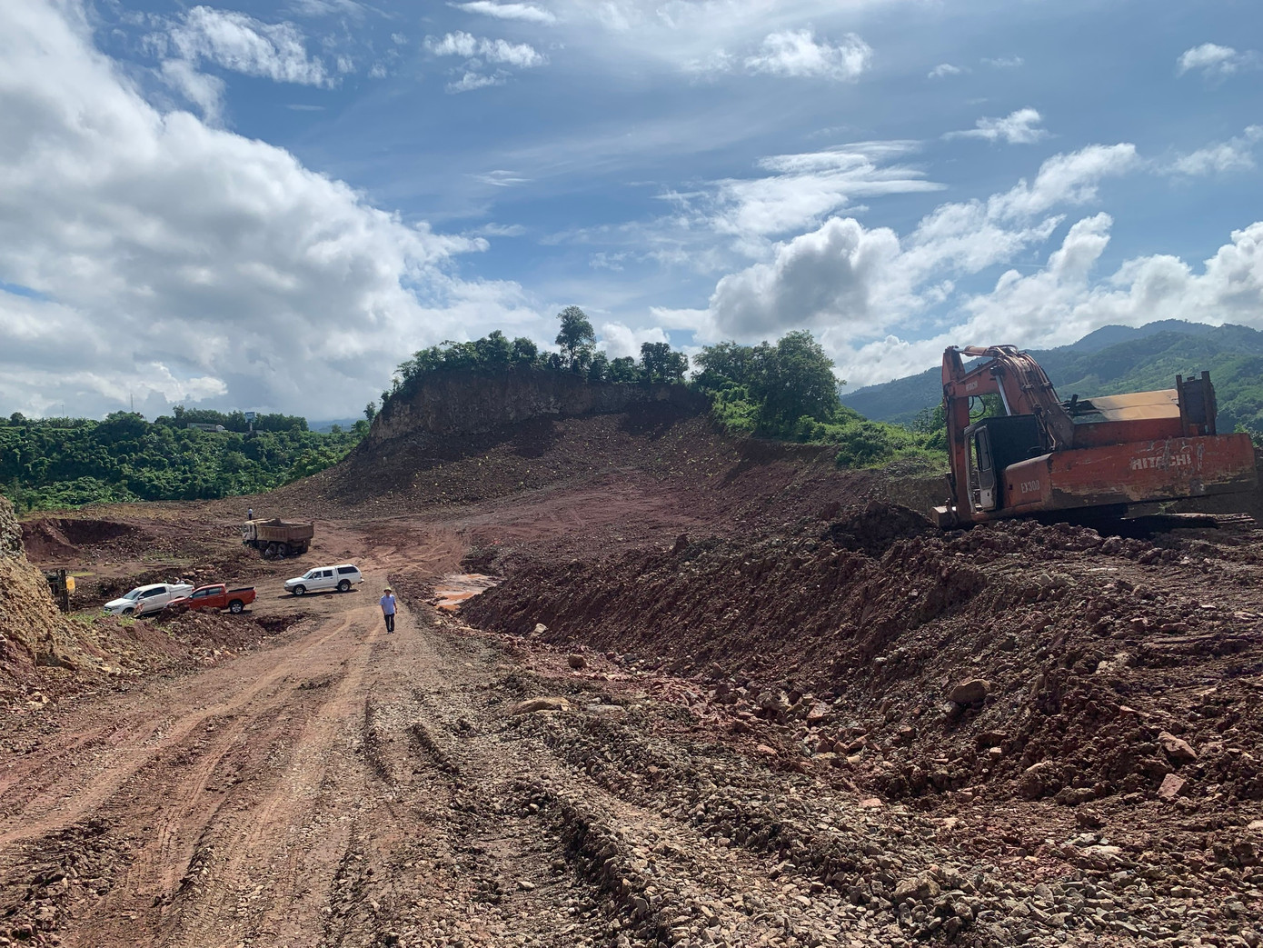 Khu vực Công ty TNHH Thương mại dịch vụ Đường 9 khai thác đất, đá trái phép. Khu vực Công ty TNHH Thương mại dịch vụ Đường 9 khai thác đất, đá trái phép.