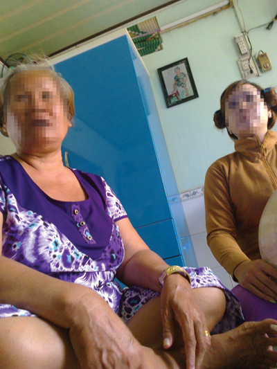 “Má” Hai (trái) và “dì út” đang giúp L. thỏa thuận giá cả. Ảnh: Thanh Thùy