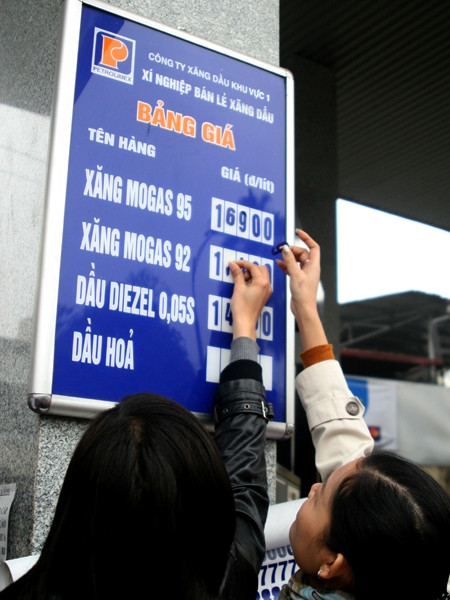 Niêm yết lại bảng giá.