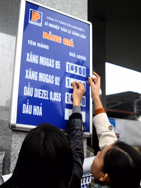 Niêm yết lại bảng giá.