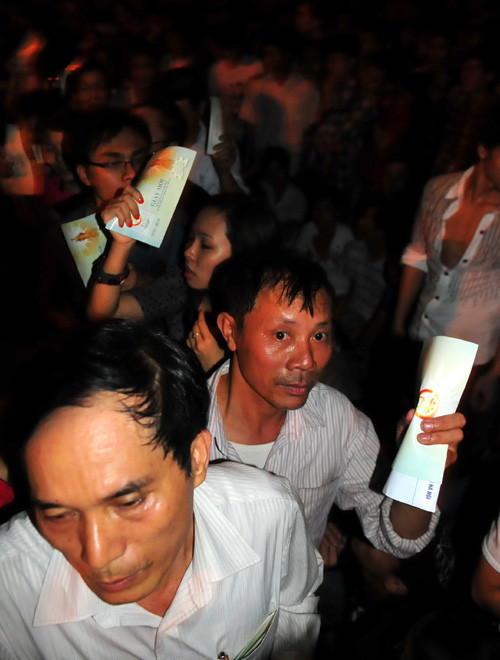 Nhiều người dân có vé cố gắng chen vào được sân Vận Động. Nhiều người dân có vé cố gắng chen vào được sân Vận Động.