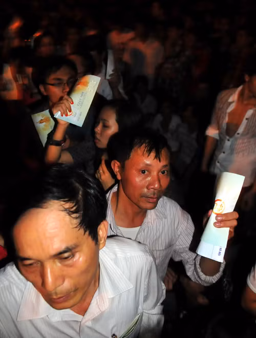 Nhiều người dân có vé cố gắng chen vào được sân Vận Động.