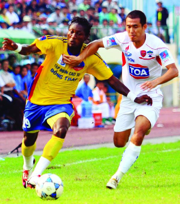 Samson (trái) vừa là trụ cột vừa là kiêu binh ở Đồng Tháp Ảnh: Tường Vũ 