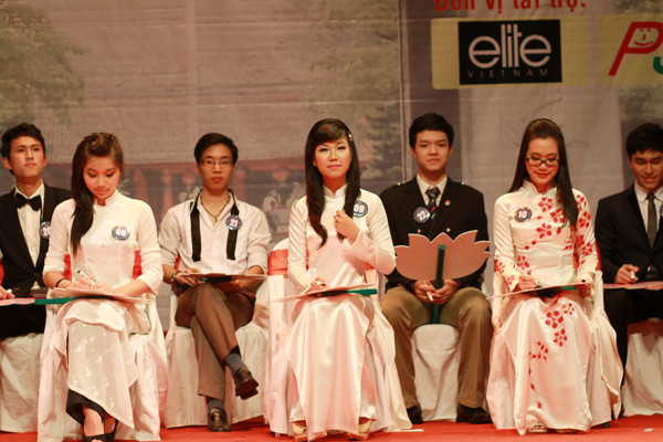 Duyên dáng trong tà áo dài và thể hiện sự hiểu biết về luật an toàn giao thông