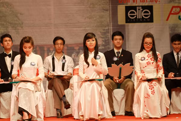 Duyên dáng trong tà áo dài và thể hiện sự hiểu biết về luật an toàn giao thông