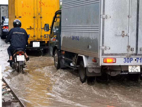 Cả đoạn đường dài khoảng 1,5 km chìm trong nước. Ảnh: Minh Đức