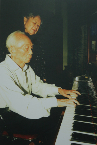 Cùng người bạn đời bên cây dương cầm