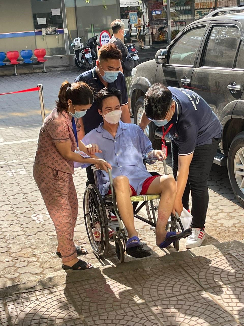 Một vị khách đặc biệt được các bạn tình nguyện viên hỗ trợ đưa đến tiệm tóc 0 đồng Một vị khách đặc biệt được các bạn tình nguyện viên hỗ trợ đưa đến tiệm tóc 0 đồng