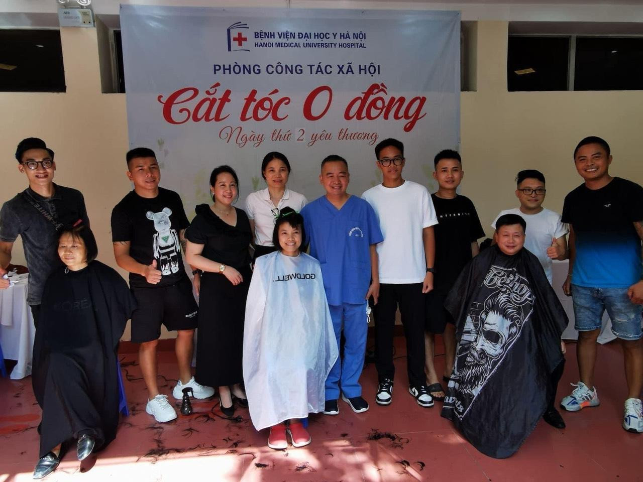 Ảnh lưu niệm của đội tình nguyện và những vị khách đặc biệt Ảnh lưu niệm của đội tình nguyện và những vị khách đặc biệt