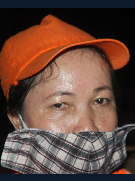 Mồ hôi trên trán chị Hạnh