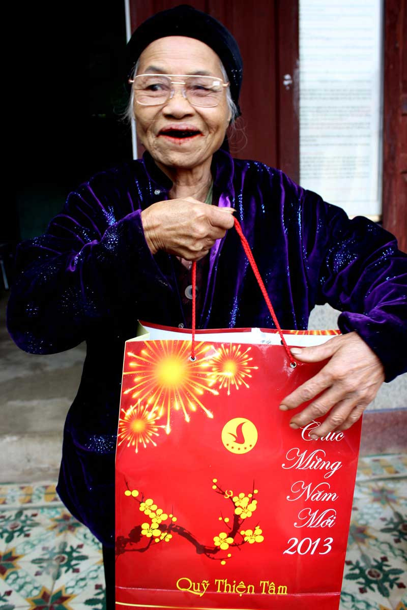 Nụ cười móm mém của bà Lê Thị Sởi ở Thị trấn Lang Chánh sau khi nhận quà