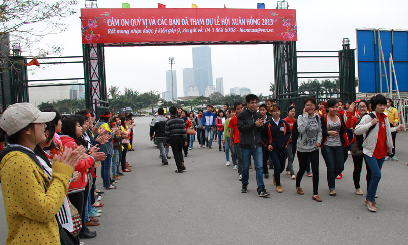 Bên cổng vào Lễ hội, hai hàng tình nguyện viên chào mừng những người đến hiến máu. Mỗi đợt sinh viên đi vào, các bạn tình nguyện viên vừa vỗ tay, vừa hô vang “Hiến máu thì vào cân – Đủ cân thì hiến máu”...