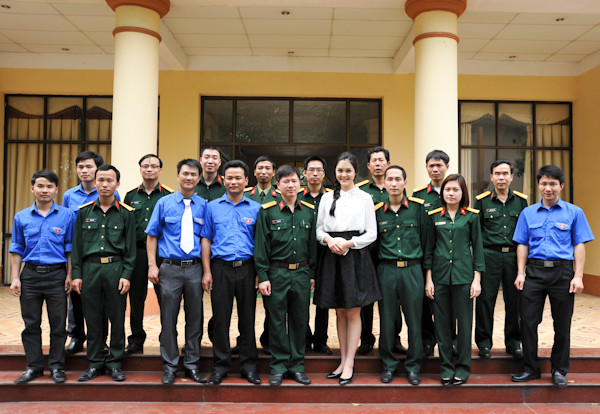 Á hậu Đỗ Hoàng Anh cùng các chiến sĩ nhà máy Z121