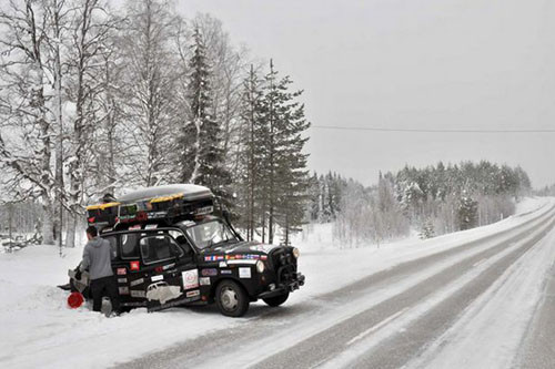 Chiếc xe bị mắc trong tuyết ở Phần Lan. Họ cho biết trong 15 tháng chu du qua các nước họ gặp không ít khó khăn. Paul Archer thậm chí còn bị cơ quan an ninh Iran giữ lại vì nghi ngờ cậu là nhân viên tình báo