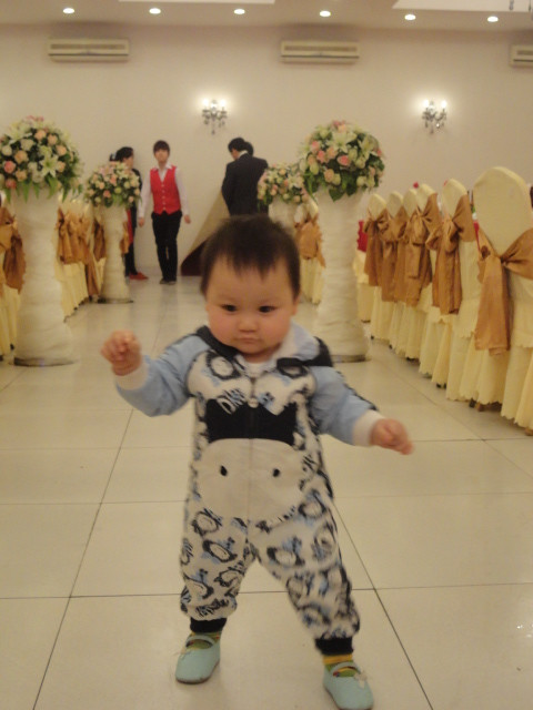 Mới mấy tháng trước thôi, Teddy trông y hệt một cu cậu ấy! Bây giờ thì Teddy cũng váy, cũng kẹp tóc, cũng "sexy" như ai!