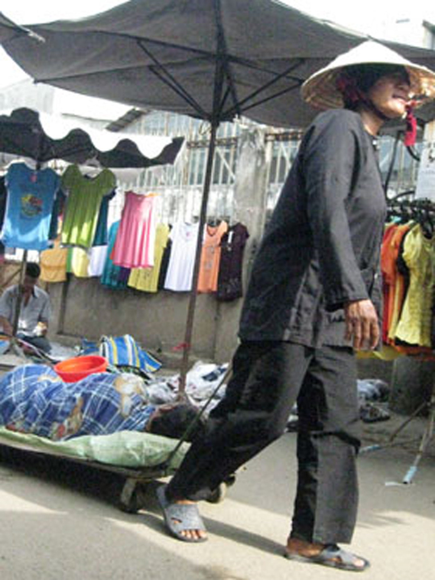 Bộ dạng thảm thương để xin tiền. Bộ dạng thảm thương để xin tiền