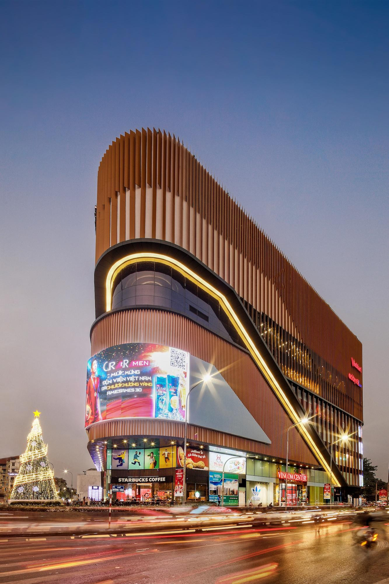 những công trình hiện đại ở Hà Nội ảnh 11 Vincom Center Phạm Ngọc Thạch (quận Đống Đa), là tổ hợp mua sắm, vui chơi, giải trí và ẩm thực theo tiêu chuẩn quốc tế với 8 tầng nổi và diện tích mặt sàn bán lẻ tới gần 18.900 m2.