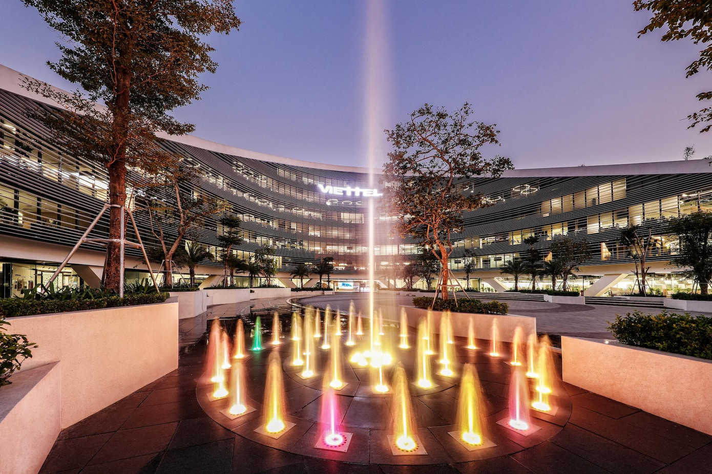 những công trình hiện đại ở Hà Nội ảnh 2 Theo thiết kế, phần mái của trụ sở Viettel được làm một cách sáng tạo với vườn cây và giếng trời giúp đón ánh sáng và tránh nóng tự nhiên.