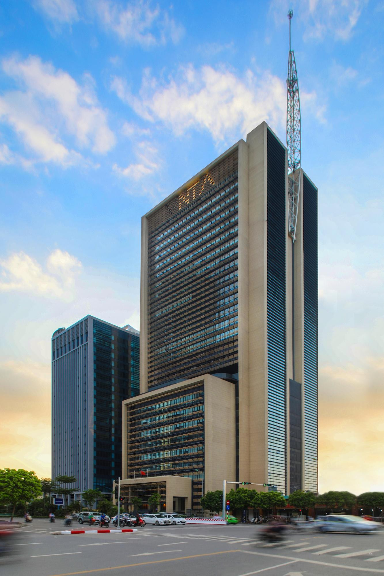 những công trình hiện đại ở Hà Nội ảnh 9 Tọa lạc trên đường Dương Đình Nghệ (quận Cầu Giấy) là tòa nhà văn phòng cao 121,3 m, 28 tầng, 4 tầng hầm, tổng diện tích đất xây dựng 11.373 m2, kết hợp với hệ thống hạ tầng kỹ thuật, vườn hoa cây xanh đồng bộ. Đây là trụ sở của Cục viễn thông thuộc Bộ Thông tin và Truyền thông.