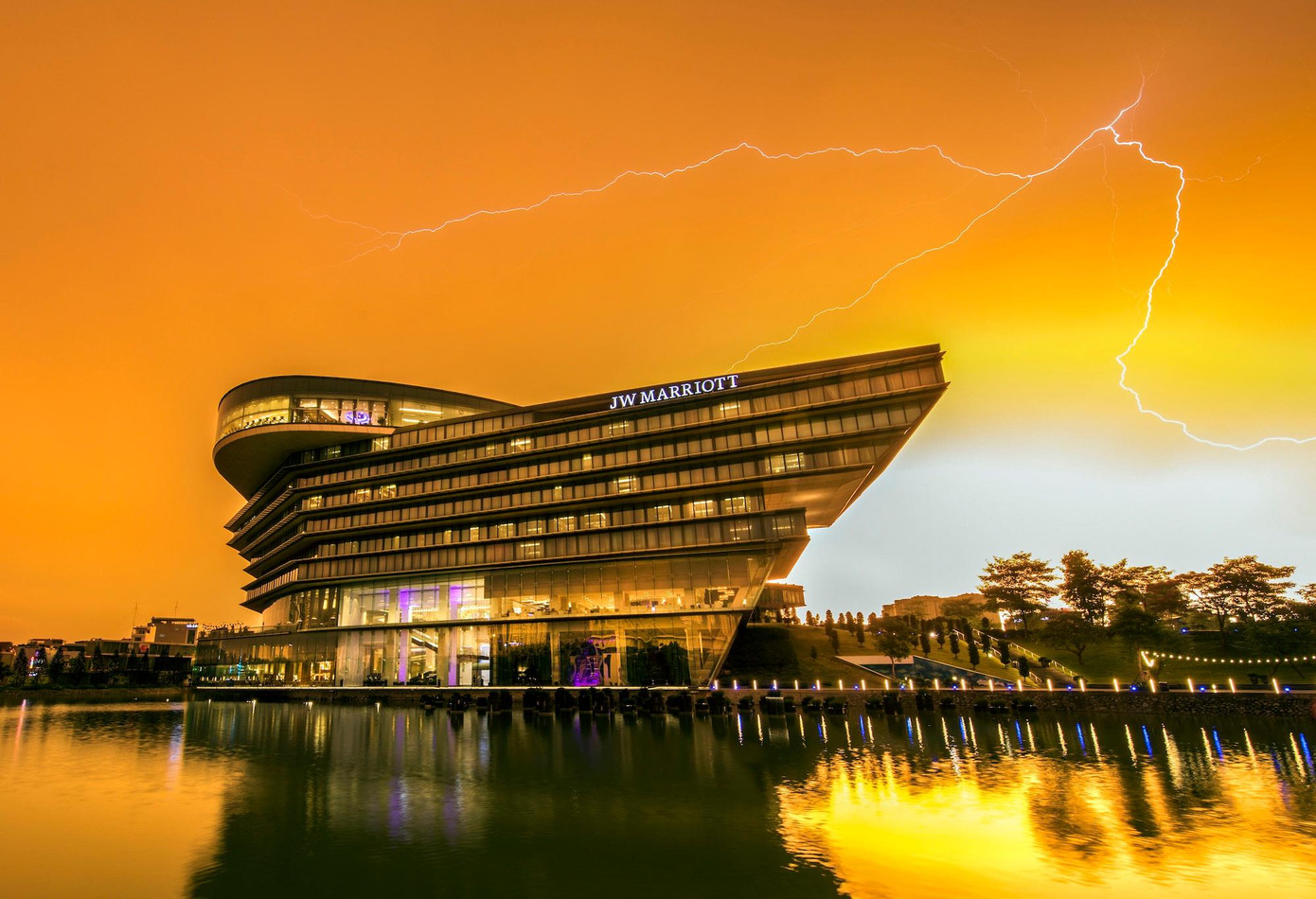 những công trình hiện đại ở Hà Nội ảnh 15 Với tổng diện tích khu phòng họp và hội nghị lên đến 3.600 m2, khách sạn JW Marriott là địa điểm tổ chức nhiều sự kiện lớn, nhỏ. Cựu Tổng thống Mỹ Barack Obama và Donald Trump từng nghỉ tại đây khi đến Hà Nội.