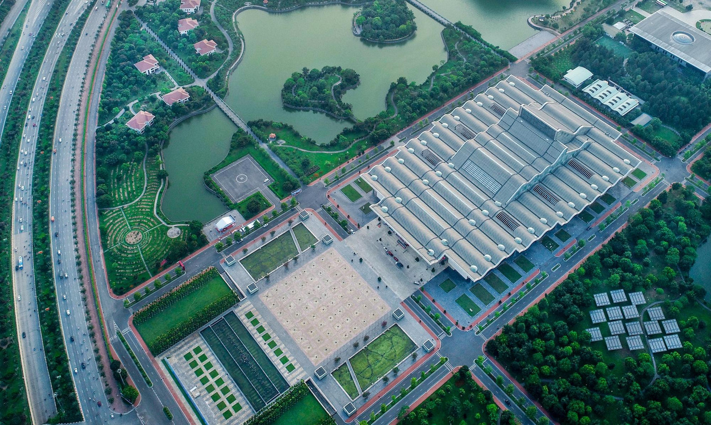 những công trình hiện đại ở Hà Nội ảnh 8 Trung tâm Hội nghị Quốc gia (NCC) khánh thành năm 2005. Công trình có tổng diện tích 64 ha, bao gồm các hạng mục tòa nhà chính, khuôn viên cây xanh, quảng trường nước, khu vực đỗ xe ngoài trời, gara để xe ngầm, sân bay trực thăng và các hạng mục phụ trợ khác. NCC là trung tâm hội nghị đạt tiêu chuẩn quốc tế tổ chức nhiều sự kiện lớn trong và ngoài nước với sự tham gia của hàng nghìn người.