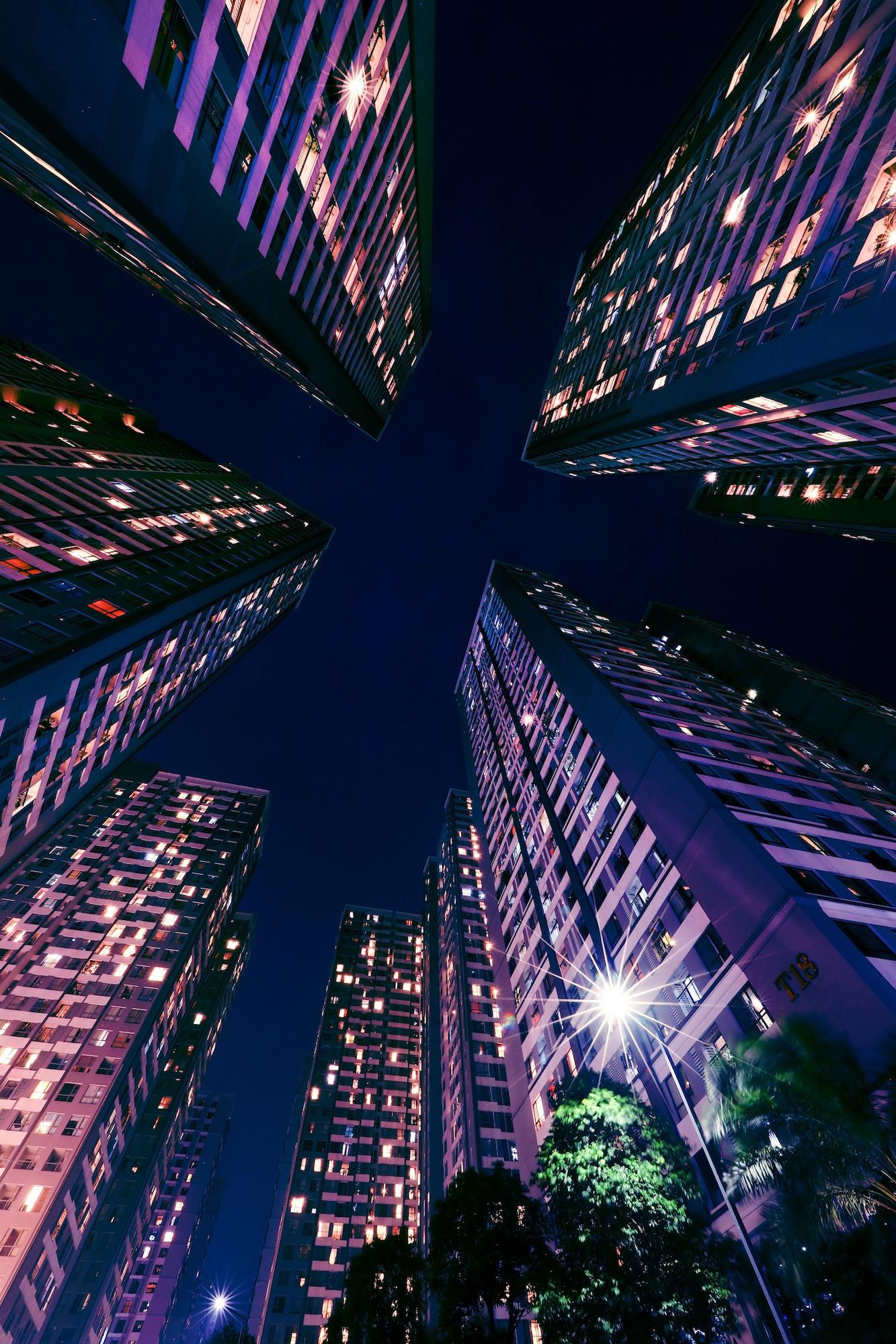 những công trình hiện đại ở Hà Nội ảnh 10 Điểm nhấn hiện đại trên nhiều tuyến phố không thể không kể đến trung tâm thương mại và chung cư. Trong ảnh là khu căn hộ Park Hill - Times City (quận Hoàng Mai), một trong những khu đô thị mới hiện đại gần trung tâm thành phố. Khu căn hộ gần cầu Vĩnh Tuy, kết nối thuận tiện với cửa ngõ phía đông vào thành phố bằng tuyến đường vành đai 2 đang xây dựng.