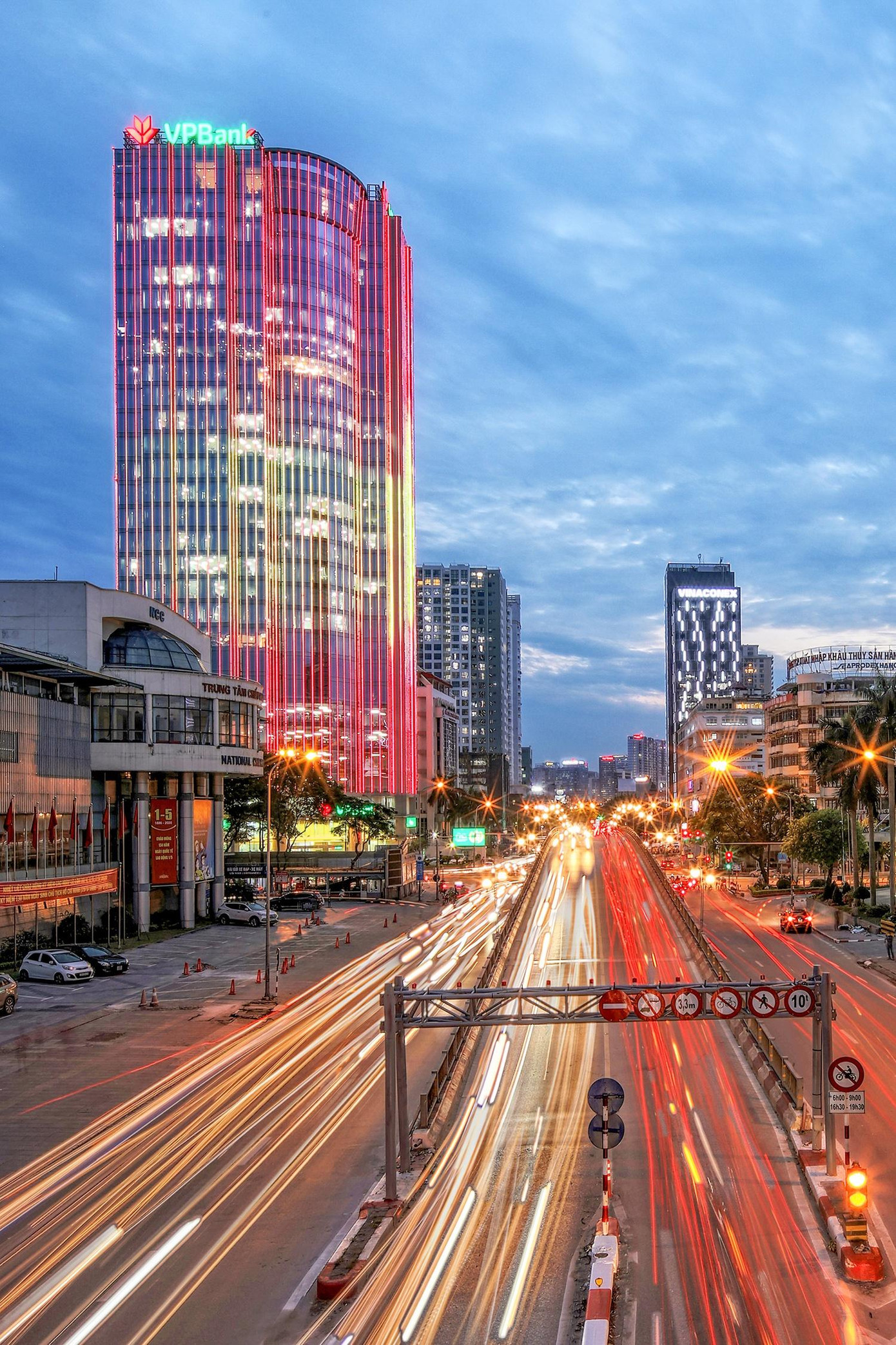 những công trình hiện đại ở Hà Nội ảnh 4 Tòa nhà VP Bank tại ngã tư Thái Hà - Láng Hạ - Huỳnh Thúc Kháng (quận Đống Đa). Đây là một trong những khu vực phát triển tập trung và sầm uất nhất thủ đô. Công trình được xây dựng gồm 29 tầng nối (đã bao gồm 1 tầng kỹ thuật và 1 tầng tum mái) và 3 tầng hầm, tổng diện tích xây dựng 26.000 m2. Chỗ đỗ xe rộng lớn tại 3 tầng hầm với diện tích 1.264 m2 để ôtô và 2.580 m2 để xe máy.