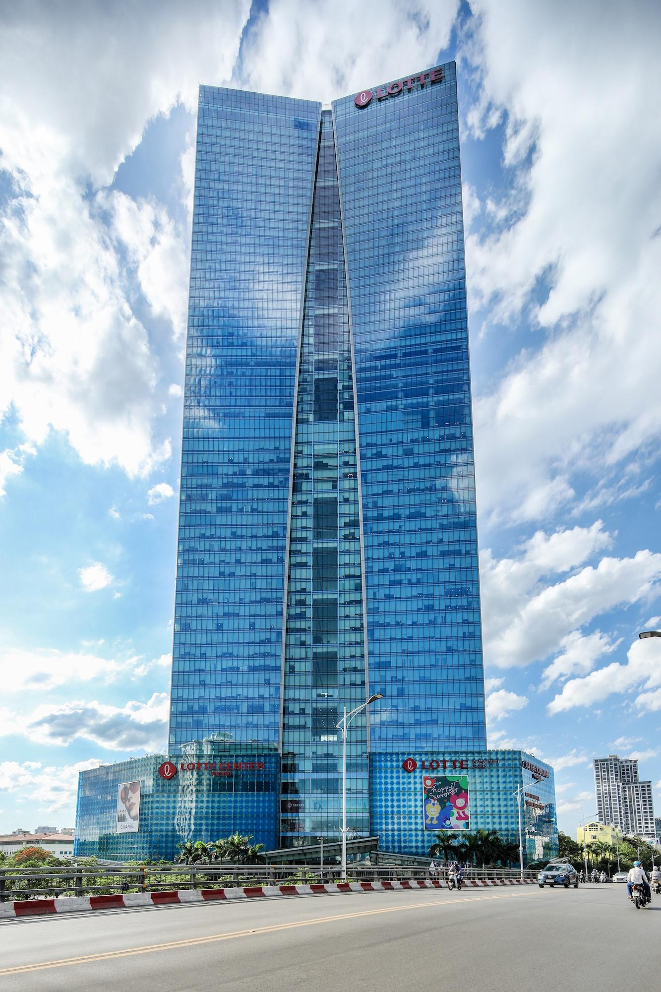 những công trình hiện đại ở Hà Nội ảnh 6 Toà nhà có chiều cao xếp sau Keangnam là Lotte với 267 m. Công trình được xây dựng trên khu đất 14.094 m2, tổng diện tích mặt sàn 253.134 m2, nằm ngay góc ngã tư Liễu Giai - Đào Tấn (quận Ba Đình), đối diện khách sạn Daewoo Hà Nội. Tổng số vốn của dự án lên đến hơn 400 triệu USD . Tòa nhà cao thứ 3 Việt Nam hiện tại phân bổ khu văn phòng từ tầng 8 đến 31, khu căn hộ dịch vụ từ tầng 33 đến 64 tại tháp phía tây, khách sạn 5 sao từ tầng 33 đến 64 tháp phía đông, trung tâm thương mại từ tầng 1 đến tầng 6, đại siêu thị nằm ở tầng hầm 1.