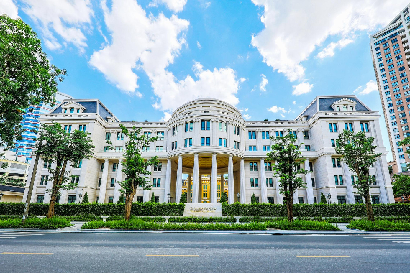 những công trình hiện đại ở Hà Nội ảnh 7 Ngoài các tòa nhà do các tập đoàn tư nhân đầu tư, nhiều công trình của Nhà nước mới xây dựng cũng hiện đại không kém. Một trong số đó là trụ sở mới của Tòa án nhân dân tối cao trên phố Hai Bà Trưng, quận Hoàn Kiếm. Dự án được xây dựng trên diện tích 6.417 m2 với quy mô 6 tầng nổi và 4 tầng hầm, mang phong cách kiến trúc tân cổ điển.