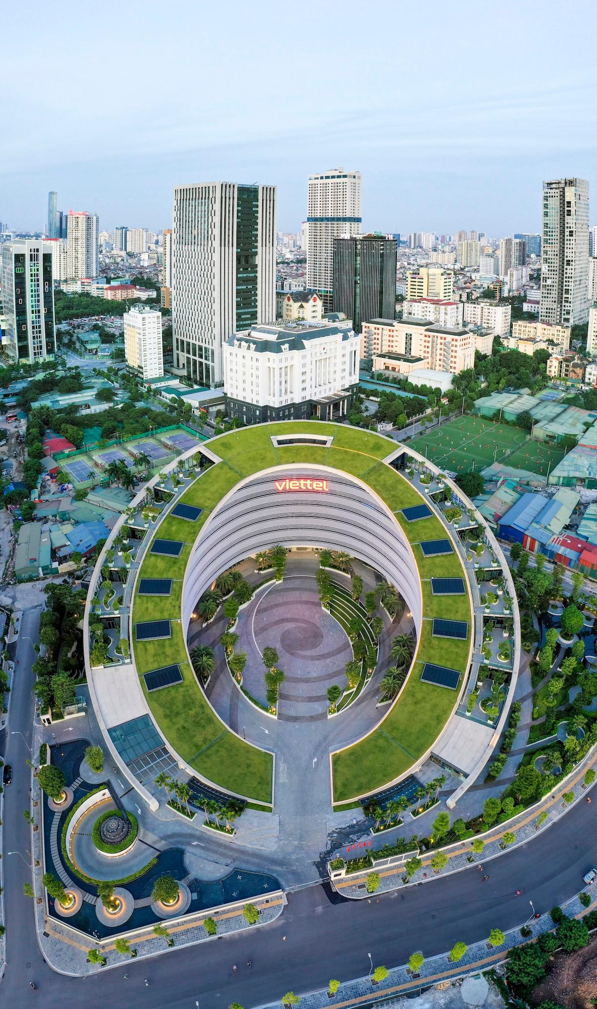 những công trình hiện đại ở Hà Nội ảnh 1 Với sự gia tăng dân số và sôi động của thị trường bất động sản, ngày càng nhiều tòa nhà văn phòng, cao ốc, khu đô thị hiện đại được xây dựng tại Hà Nội trong những năm qua, góp phần thay đổi bộ mặt thành phố. Tại quận Cầu Giấy, trụ sở của Tập đoàn Viễn thông quân đội - Viettel mới khánh thành không lâu. Trước mặt dự án là khu đất rộng 32 ha được quy hoạch làm công viên hồ điều hòa CV1, với 19 ha diện tích mặt nước.