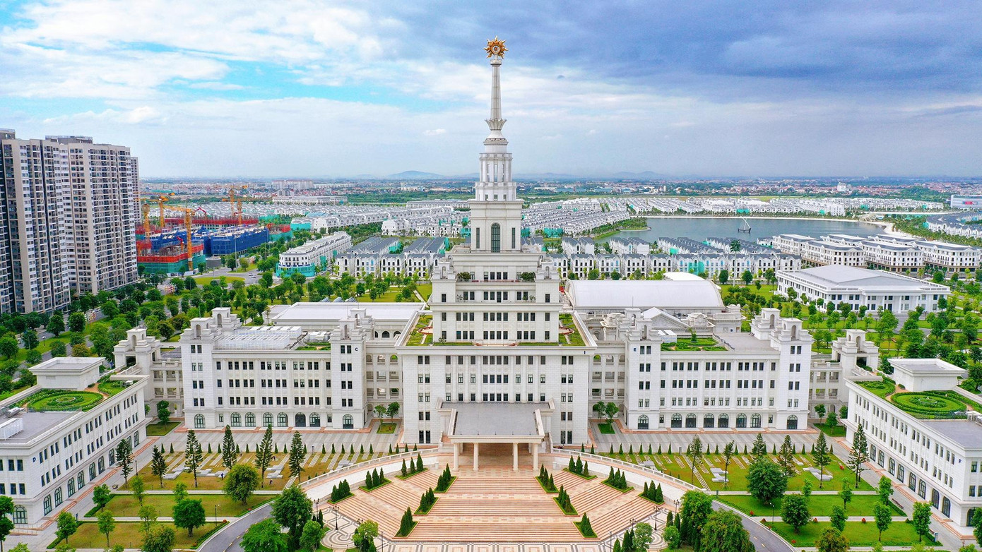 những công trình hiện đại ở Hà Nội ảnh 14 Đại học VinUni nằm trong quần thể đại đô thị Vinhomes Ocean Park tại huyện Gia Lâm cũng là một nét kiến trúc mới của thủ đô. Kiến trúc của công trình được kết hợp giữa phong cách tân cổ điển ở mặt ngoài, thiết kế nội thất hiện đại bên trong. Để giúp sinh viên có một không gian sinh hoạt, vui chơi giải trí tốt nhất, chủ đầu tư xây thêm một khu liên hợp thể thao rộng 44.000 m2 gồm bể bơi, phòng tập gym, sân chơi bóng đá... Ảnh: Hoàng Hà.