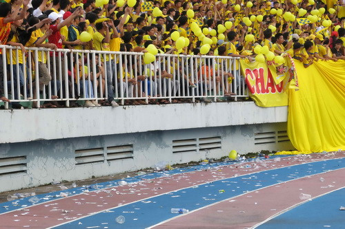 Trước và trong trận đấu, các CĐV SLNA đã rải một lượng lớn 