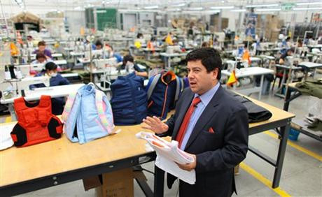 Ông Miguel Caballero, chủ nhà máy sản xuất áo chống đạn cho trẻ em. Ông Miguel Caballero, chủ nhà máy sản xuất áo chống đạn cho trẻ em