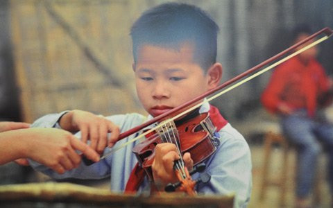 Dù trong bom đạn, những tiếng đàn vẫn cất lên ở nơi sơ tán. Nhiều tài năng âm nhạc đã trưởng thành từ đây