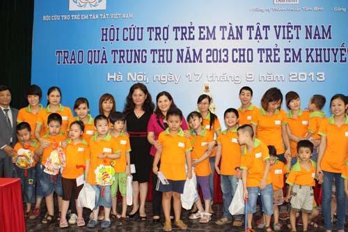 Tặng quà Trung thu 2013 cho các em khuyết tật tại Hội Cứu trợ Trẻ em Tàn tật Việt Nam. Tặng quà Trung thu 2013 cho các em khuyết tật tại Hội Cứu trợ Trẻ em Tàn tật Việt Nam
