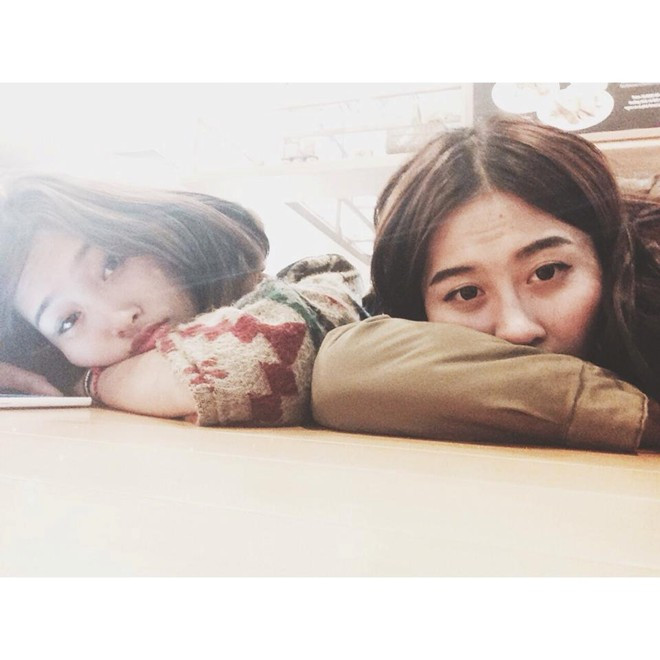 Hot girl Hà Lade cùng bạn bè đi xem phim, ăn uống, hát karaoke đón năm mới. Bài viết: http://news.zing.vn/Cac-hot-girl-khoe-anh-xitin-don-nam-moi-post381891.html#category_featured.noibat Nguồn Zing News 