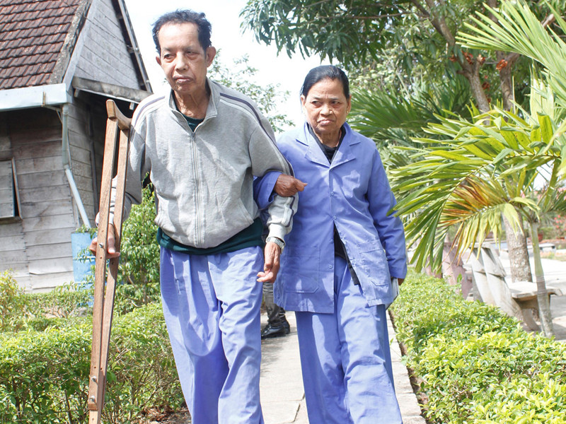 Và dẫn ông đi dạo. Và dẫn ông đi dạo