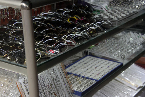 Nhiều quý cô văn phòng tìm đến chợ sida để thỏa mãn nhu cầu sử dụng hàng hiệu với giá 