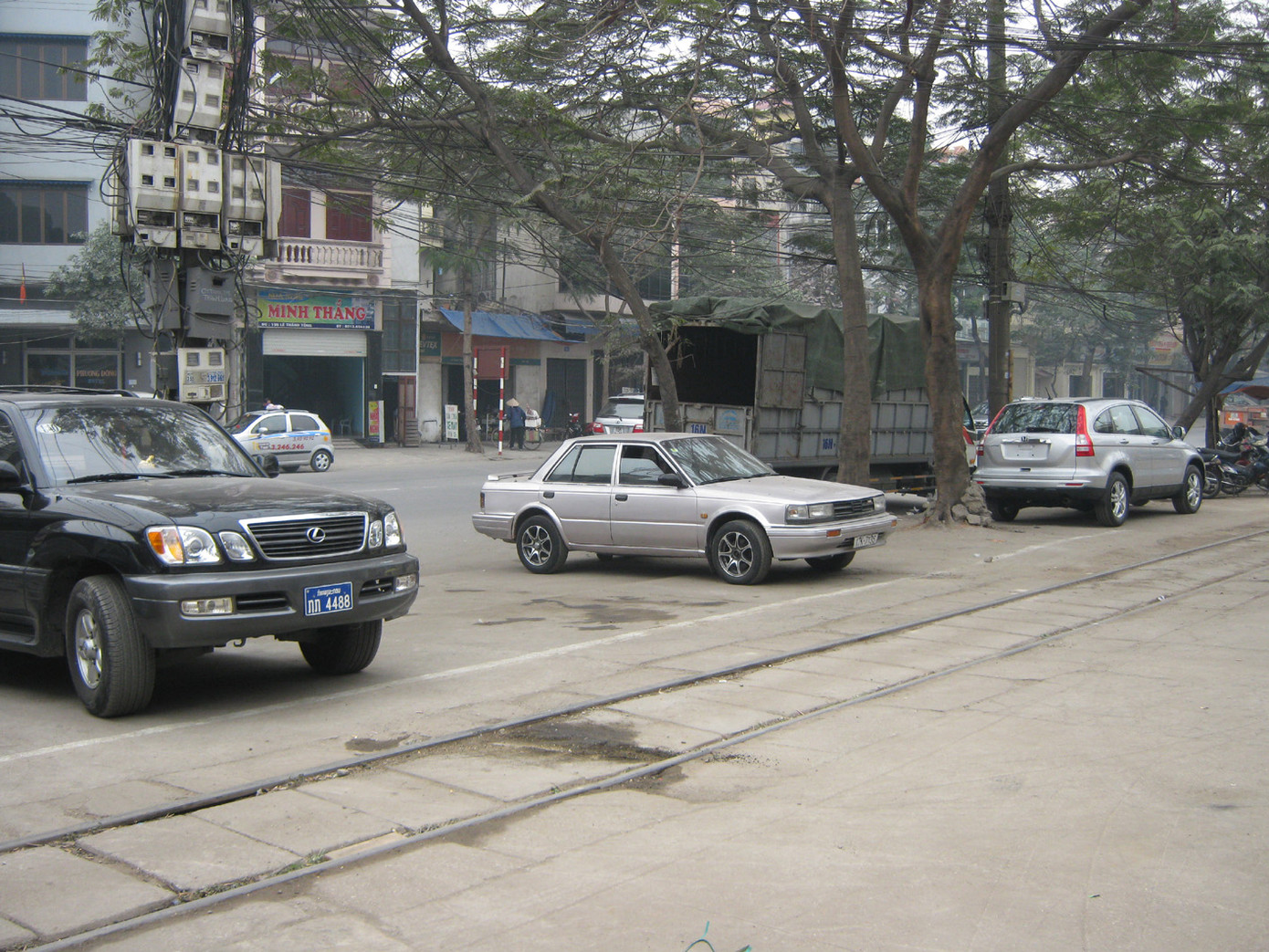 Đường sắt cùng ô tô trên vỉa hè.